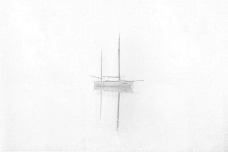 zeilboot in de mist