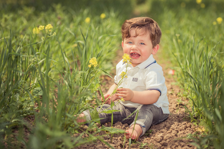 Kind tussen de bloemen