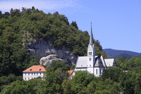 slovense kerk met huis daar naast