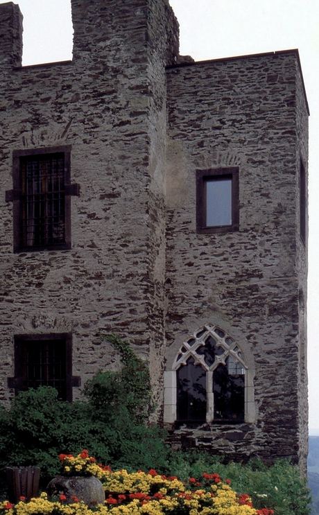 Zicht op het recht gezette woonhuis vanaf de binnenplaats tussen bergfried in woonhuis.