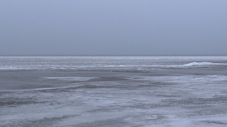 gedeeltelijk bevroren Ijsselmeer
