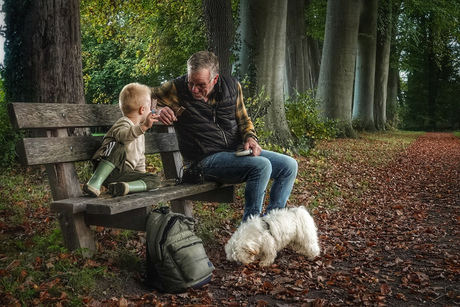 Met kleinkind naar het bos