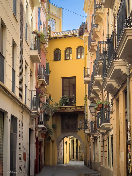 Zomaar een zijstraat/steeg in Valencia, Spanje.