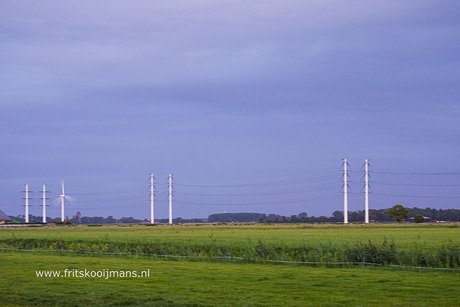 Electriciteitspalen bij zonsondergang