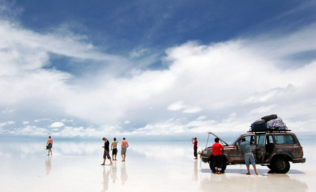 Auto op Salar de Uyuni