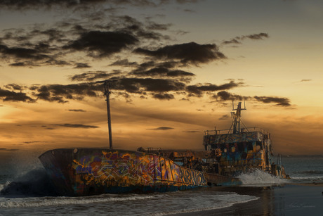 Schip in de branding. 