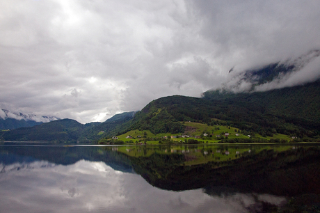 Hardangerfjord - spiegeling
