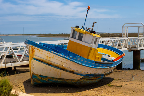 Een ogenschijnlijk verlaten boot