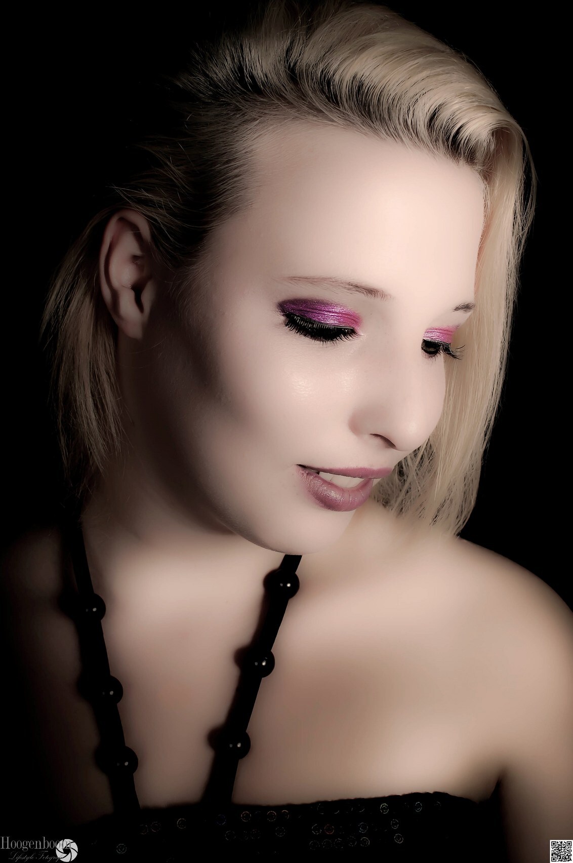 You cannot change who you are, - Only the light around you - foto door naturepat op 20-07-2013 - deze foto bevat: vrouw, donker, licht, portret, blond, softfocus
