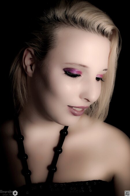 You cannot change who you are, - Only the light around you - foto door naturepat op 20-07-2013 - deze foto bevat: vrouw, donker, licht, portret, blond, softfocus