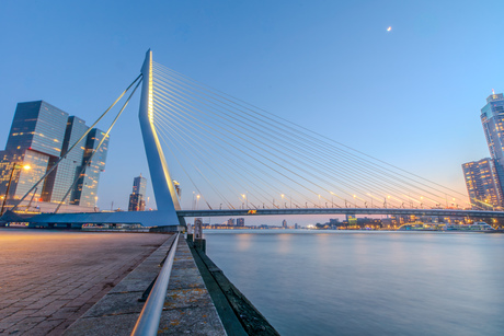 Erasmusbrug tijdens het blauwe uur