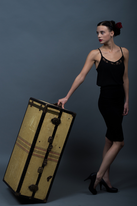 Vrouw met grote koffer