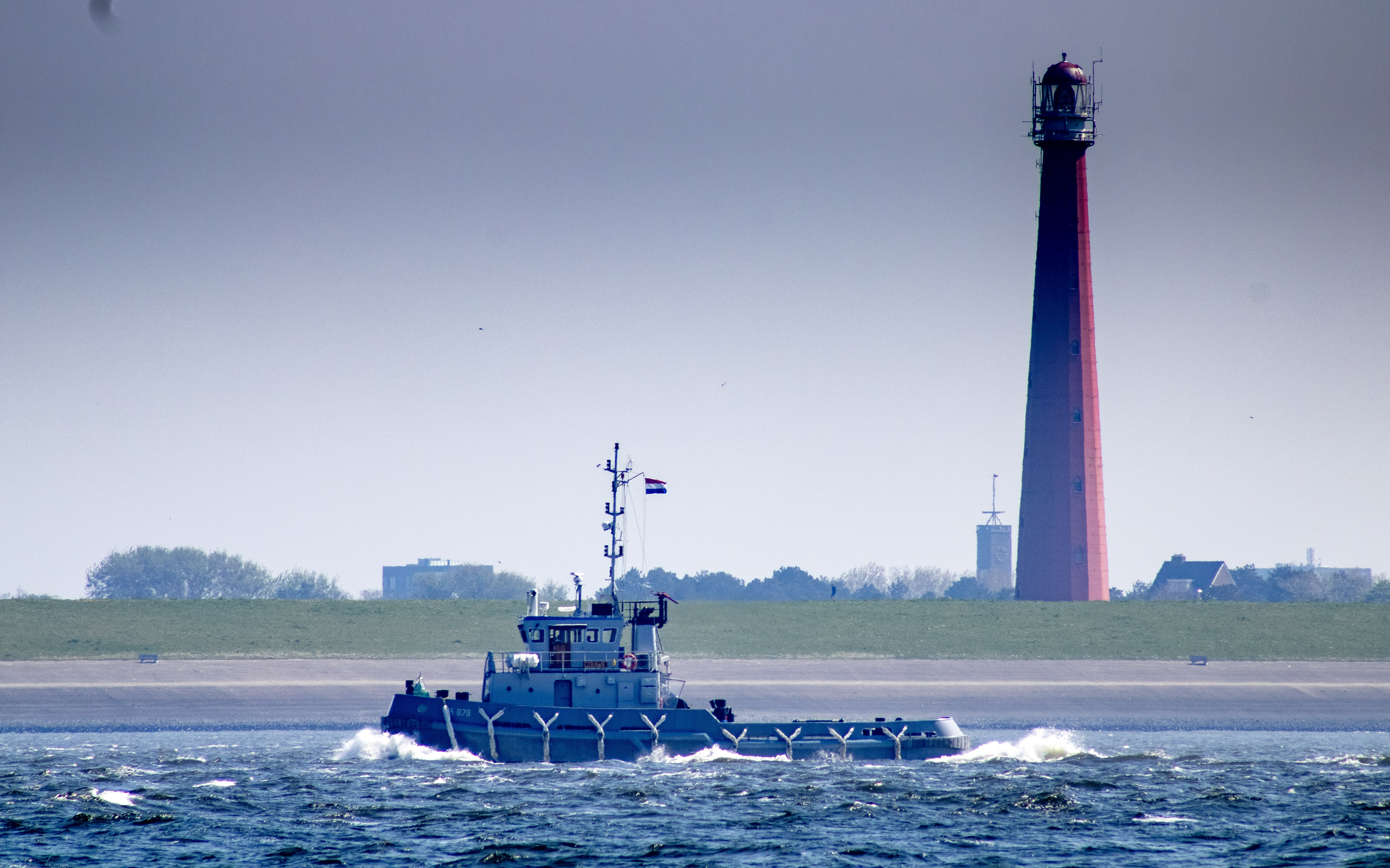 Lange Jaap - Tijdens een boottocht gemaakt, voor de kust van Den Helder - foto door MandyVerheijen op 05-05-2024 - locatie: Den Helder, Nederland - deze foto bevat: canon, canon eos 2000d, ef75-300mm f/4-5.6, iso 160, diafragma ƒ/9, sluitertijd 1/500s, brandpuntafstand 300mm, water, lucht, boot, voertuig, toren, waterscooters, vuurtoren, scheepsarchitectuur, baken, schip