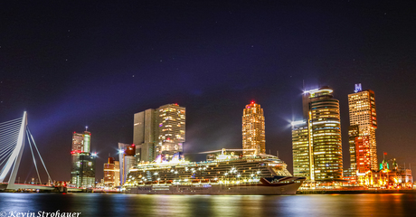 De skyline van Rotterdam na zonsondergeang