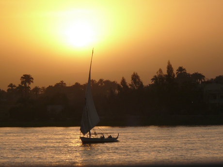 Zonsondergang op de Nijl voor de rede van Luxor.