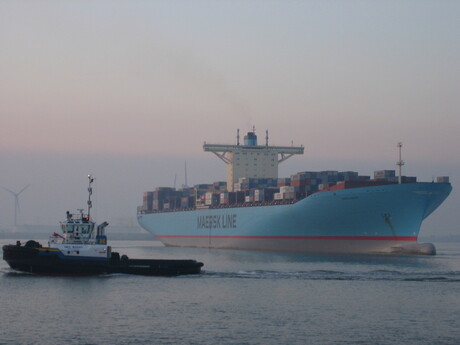 Emma Maersk met Smit Mersey