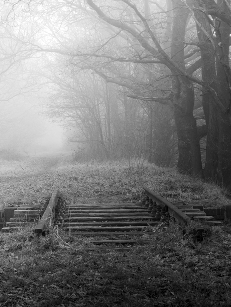 Oude spoorbaan in de ochtend mist.