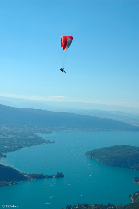 Paraglider vanaf bergtop