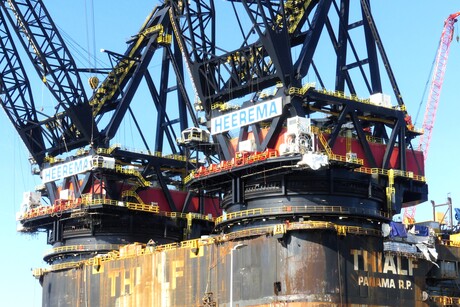 P1300635   Rozenburg  Calandkanaal  THIALF  tweeling kranen  in Details  7 april 2026  