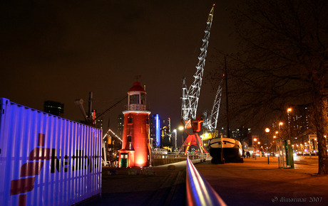 Een vuurtoren in de stad