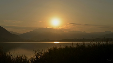 Zonopkomst lago pusiano (Italië)