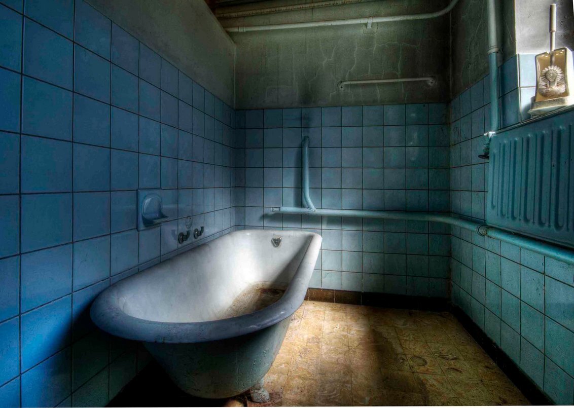 Ingang Drama helemaal badkamer verlaten ziekenhuis Belgie - foto van westerweel - Bewerkt -  Zoom.nl
