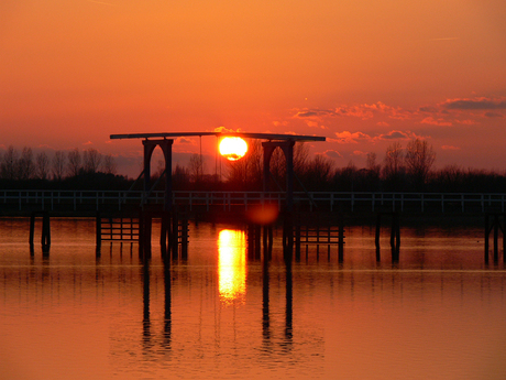 Ondergaande zon met brug