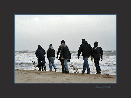 met de neuzen in de wind