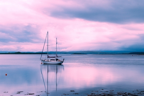 Zeilboot in avondlicht