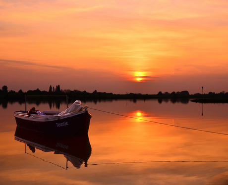 Zonsondergang op de rijn.