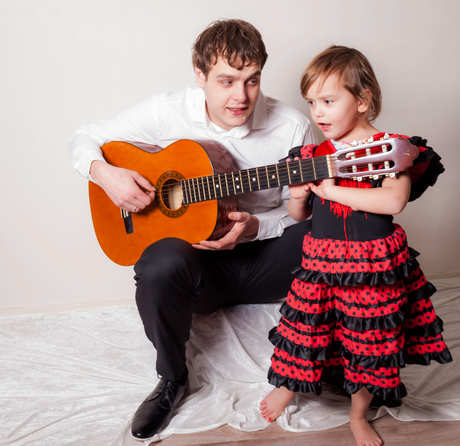 Amber en papa maken muziek