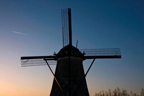 Molen Kinderdijk bij zonsondergang.