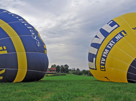 tussen twee balonnen