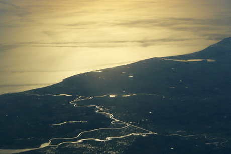 Engelse kust vanuit de lucht bij zonsopgang