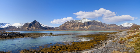 Nog een zonnige, zij het koele [7º] voorjaarsdag op de Lofoten, Noorwegen.