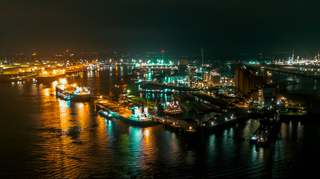 Harbour vibes - . - foto door Mischa.Borsboom op 03-11-2024 - locatie: Beneluxhaven, Europoort Rotterdam, Nederland - deze foto bevat: dji, fc3682, 20.7 mm, iso 800, diafragma ƒ/1.7, sluitertijd 1/4s, brandpuntafstand 6.72mm, water, lucht, gebouw, boot, schemering, watervaartuig, stadsgezicht, horizon, torenblok, dok