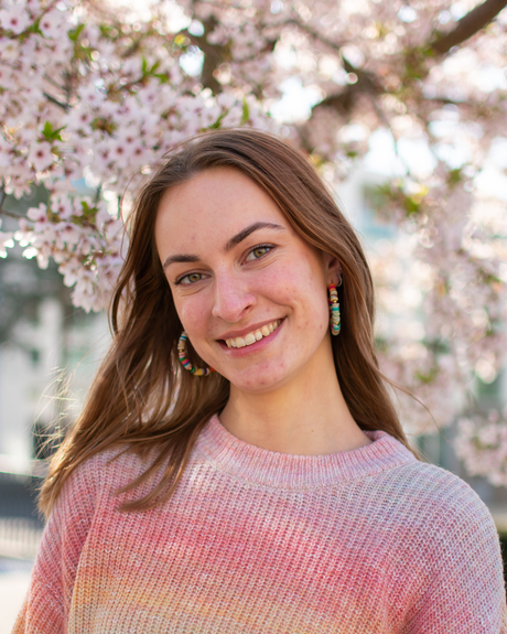 Portret met roze bloesem