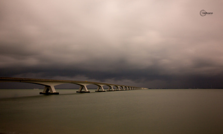 Zeelandbrug bij zwaar weer