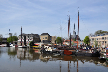 Gouda met oude boten