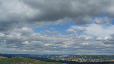 Gezicht op het viaduct van Millau