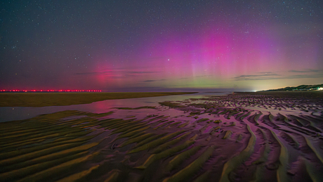 Noorderlicht boven het strand van Egmond aan zee