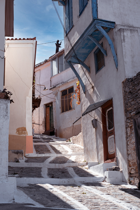 Sfeervol Grieks straatje in het oude gedeelte van Vathy (Samos-stad)