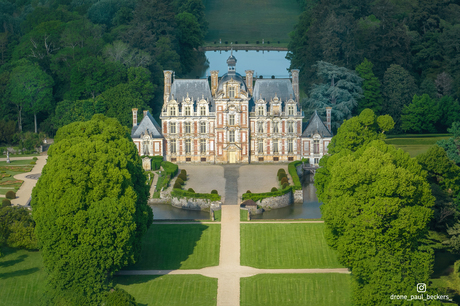 Het Château de Beaumesnil door Drone Paul Beckers 