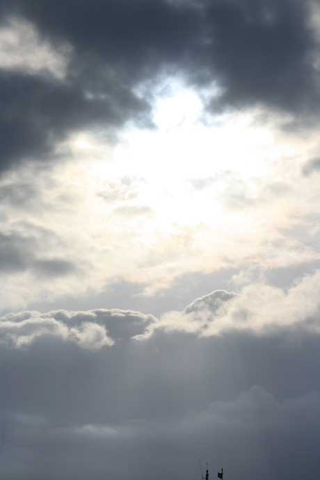 zonnetje door de wolken