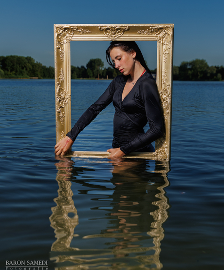 Model met schilderij