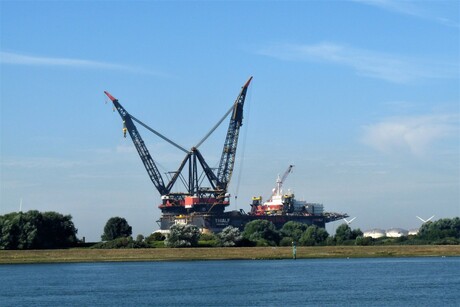 P1410815 Tialf Heerema vanaf maassluis west 13 sept 2016