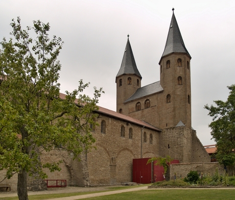 Zijaanzicht van de Klosterkirche St. Vitus.