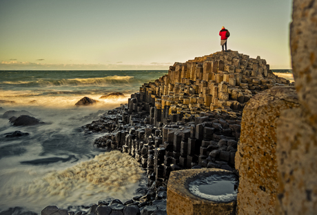 Man bij Giants Causeway, Noord-Ierland