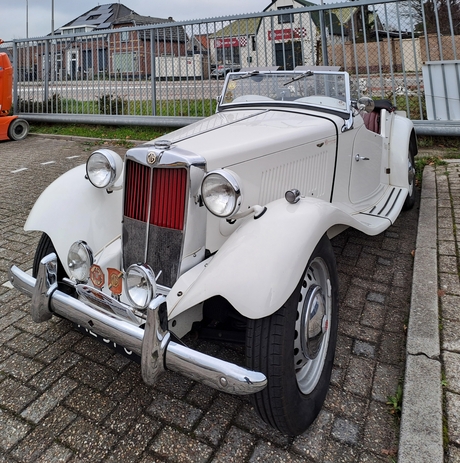 20251111  141154   MG   Oldie   Cabriolet  uit 1951   foto Mobile  op 11 nov 2025  