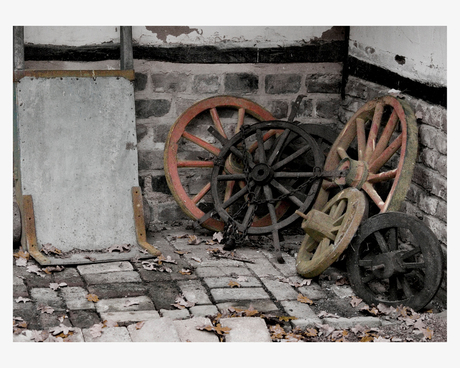 Roestige kar met reservewielen